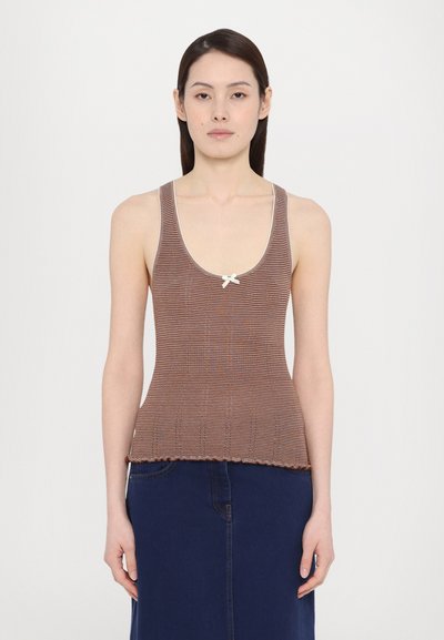 Bruine gestreepte mouwloze top met een ronde hals, crèmekleurige afwerking en een klein strikdetail in het midden voor. Gelaagde gebreide stof.