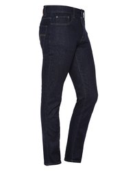 Los jeans de mezclilla de un azul oscuro presentan un ajuste ceñido, costuras sutiles y un diseño tradicional de cinco bolsillos. El material tiene una textura suave.