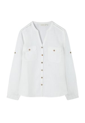 Blusa blanca de manga larga con botones delanteros, dos bolsillos en el pecho con solapas abotonadas y trabillas con botones en las mangas para subirlas.