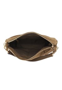 Sac à main en cuir suédé et en cuir marron avec une fermeture éclair ouverte montrant un intérieur en tissu sombre et une petite poche intérieure, avec des hardware dorés sur la bandoulière détachable.