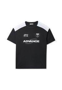 Maglietta sportiva nera con maniche corte, scollatura rotonda e dettagli bianchi. Presenta il logo "ADVANCE" e ulteriori marche sul davanti.