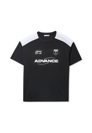 Maglietta sportiva nera con maniche corte, scollatura rotonda e dettagli bianchi. Presenta il logo "ADVANCE" e ulteriori marche sul davanti.