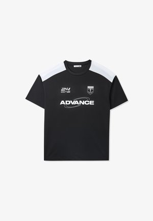 Czarny sportowy T-shirt z krótkim rękawem, okrągłym dekoltem i białymi akcentami. Posiada logo "ADVANCE" oraz dodatkowe oznaczenia z przodu.