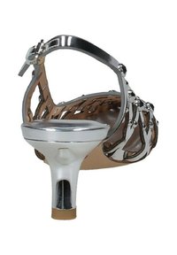 Sandal con tacco alto argentato, design con ritagli, cinturino alla caviglia regolabile e finitura metallica lucida. Caratterizzato da una punta liscia e arrotondata e un tacco robusto.