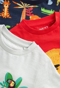 Next SHORT SLEEVE CHARACTER 3 PACK STANDARD - Trükipildiga T-särk - red grey