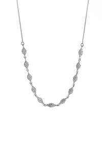 Srebrny naszyjnik łańcuszkowy z naprzemiennymi ogniwami w kształcie liści o fakturowanej powierzchni, zdobiony małymi, przezroczystymi kamieniami, które dodają blasku.