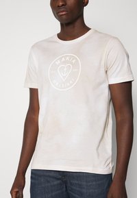 Makia KNOT UNISEX - T-shirt estampada - sahara