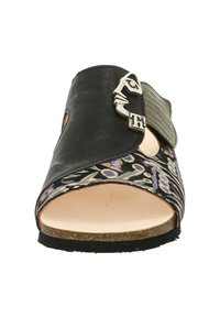 Offener Sandale mit schwarzem Lederobermaterial und gemustertem Stoff vorne. Mit silbernem Hardware-Akzent und einem strukturierten grauen Riemen.