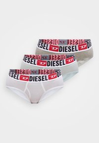 Τρία ζευγάρια εσώρουχα Diesel σε λευκό, γκρι και ανοιχτό μπλε. Κάθε ζευγάρι διαθέτει φαρδύ ζωνάρι μέσης με κόκκινη και μαύρη στάμπα. Μαλακό βαμβακερό ύφασμα.
