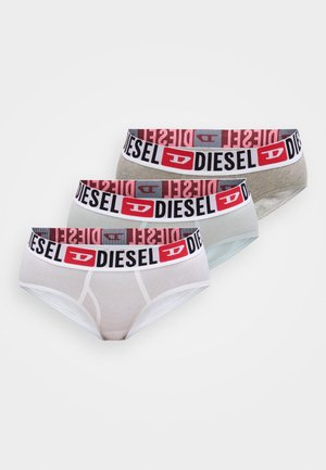 Trzy pary bokserek Diesel w kolorach białym, szarym i jasnoniebieskim. Każda posiada szeroki pas z czerwono-czarnym logo. Miękka bawełniana tkanina.