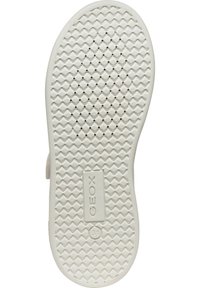 Weiße Sneakersohle mit einem strukturierten Diamantmuster, Ablauflöchern und einem erhabenen "GEOX"-Logo. Glatte Kanten und flaches Profil.