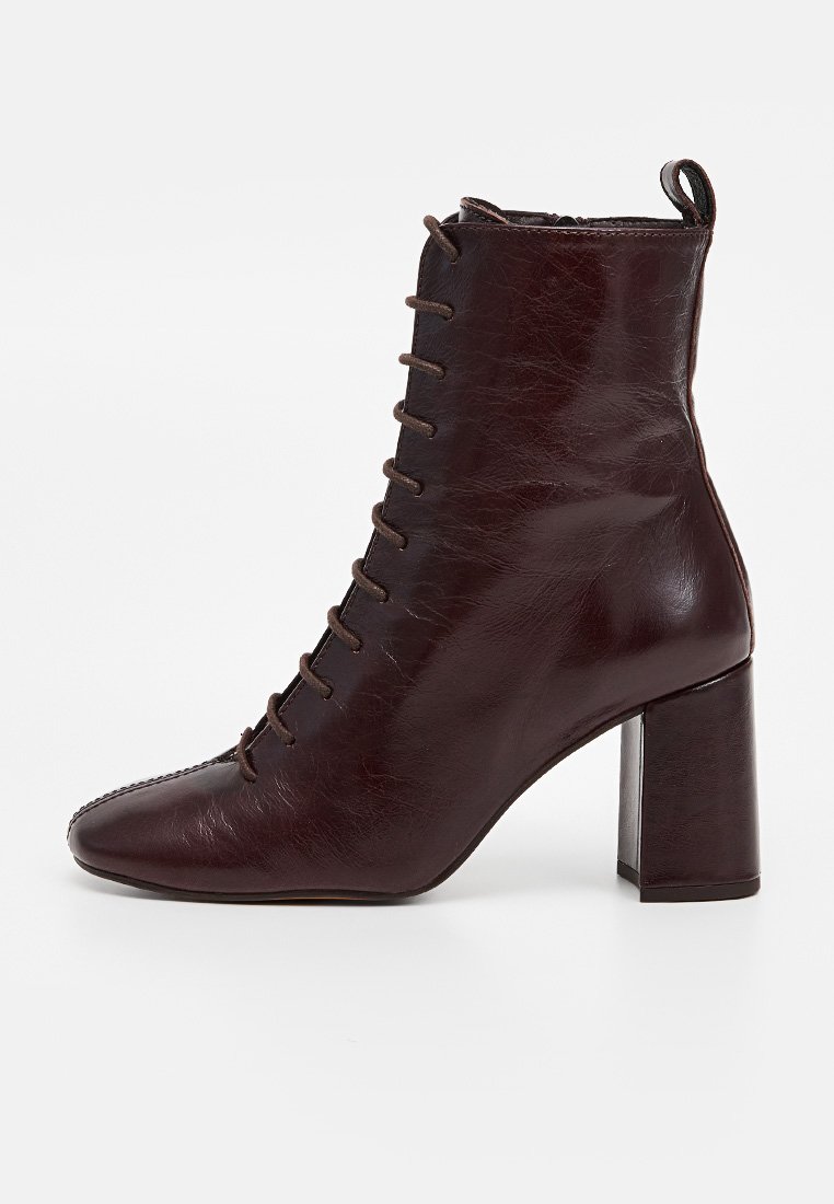 Botines con cordones