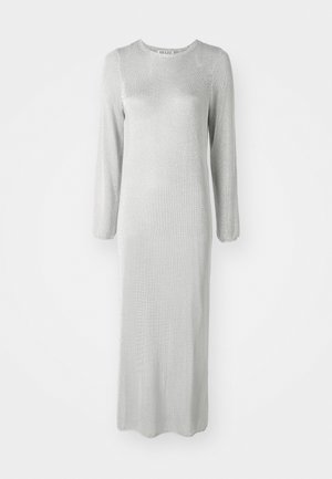 Largo vestido plateado hecho de una tela texturizada, con mangas largas y un escote redondo, con un dobladillo que termina en el tobillo.