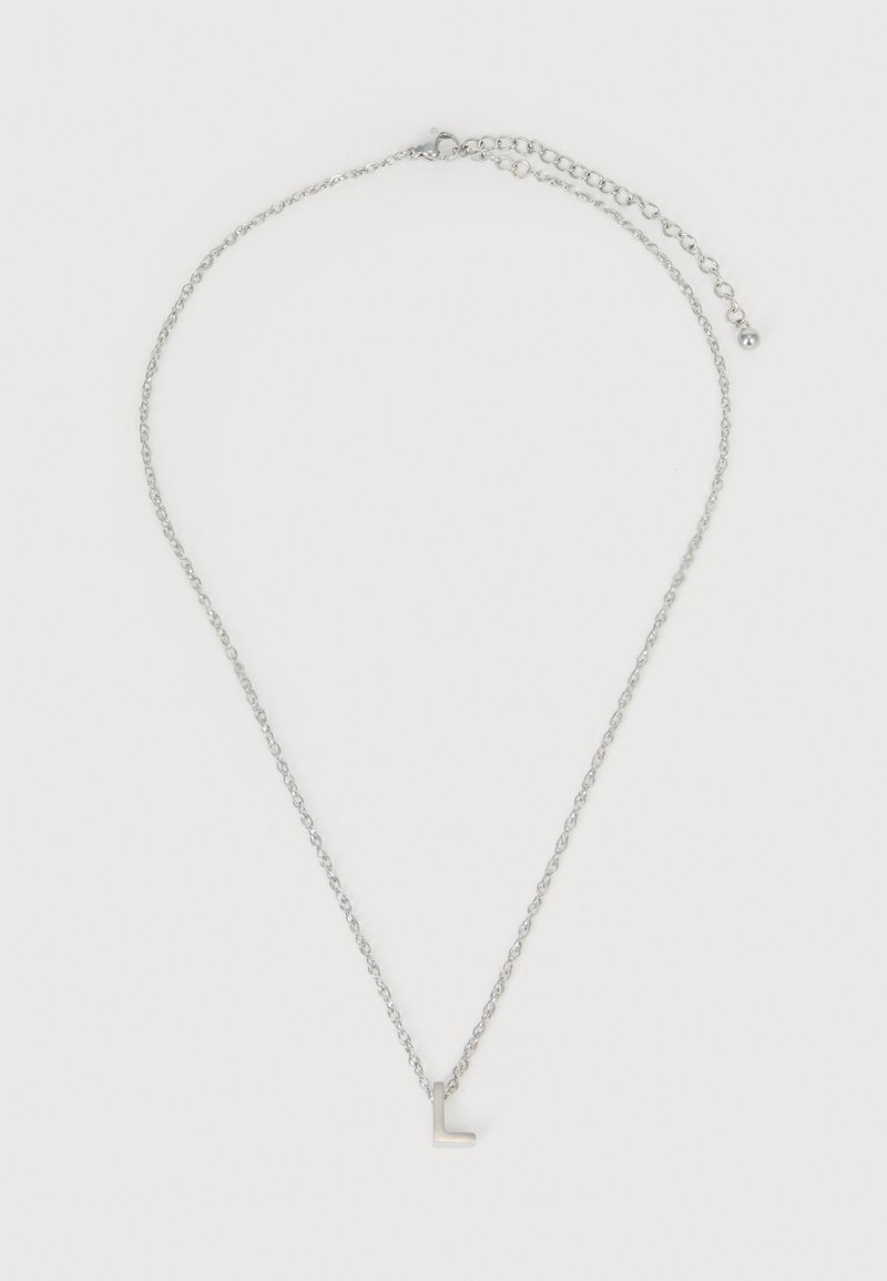 Collier chaîne en argent avec un petit pendentif lettre majuscule « L » et fermoir réglable sur fond blanc.