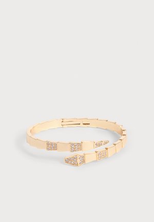 Braccialetto dorato con design segmentato, con estremità a forma di freccia e piccoli cristalli trasparenti incastonati in alcuni segmenti.