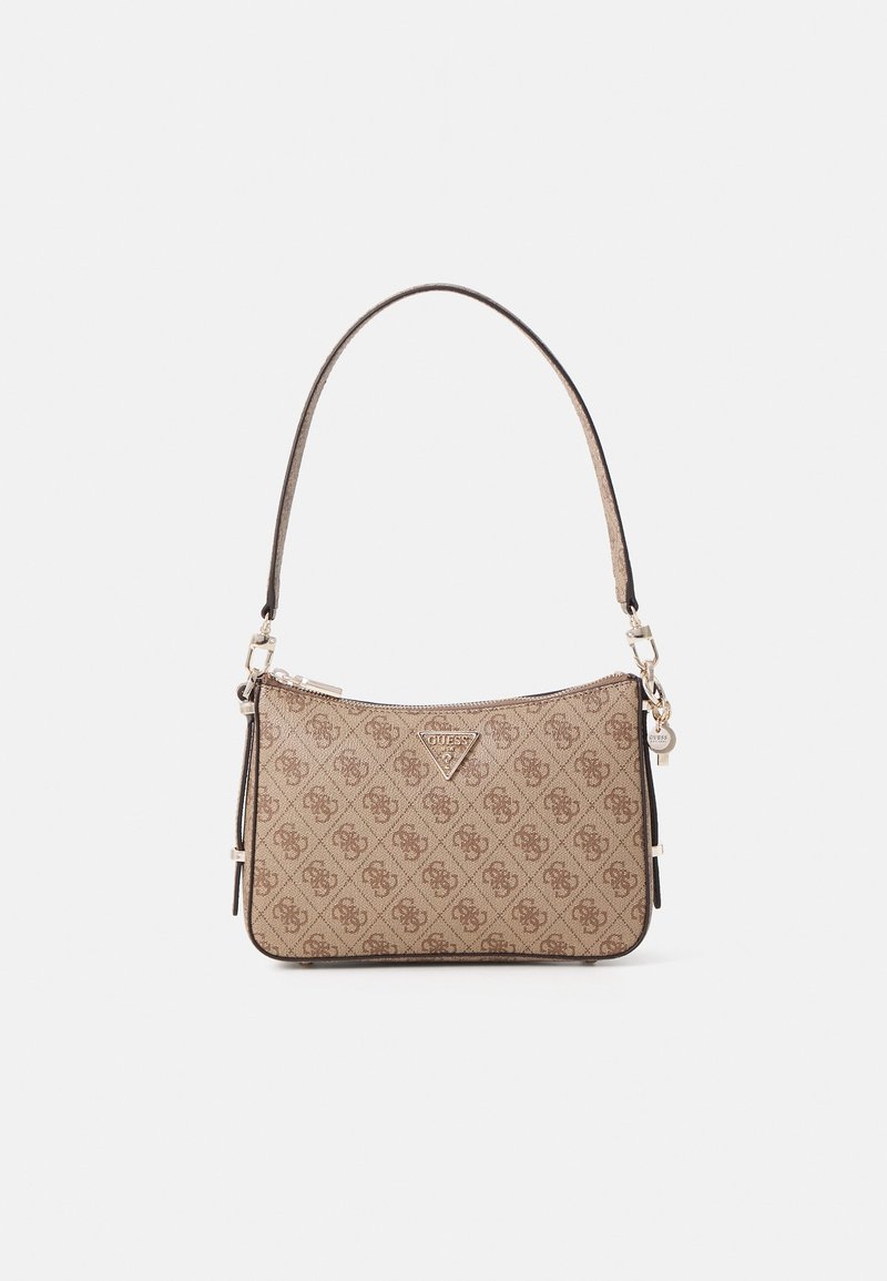Sac à épaule beige à motifs avec logo marron foncé répété, plaque métallique triangulaire avec logo, fermeture éclair et une sangle courte.