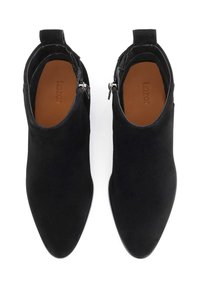 Černé semišové kotníkové boty s špičatou špičkou, bočním zipem a poutkem. Hladký povrch s hnědým interiérem. Minimalistický design bez ozdob.