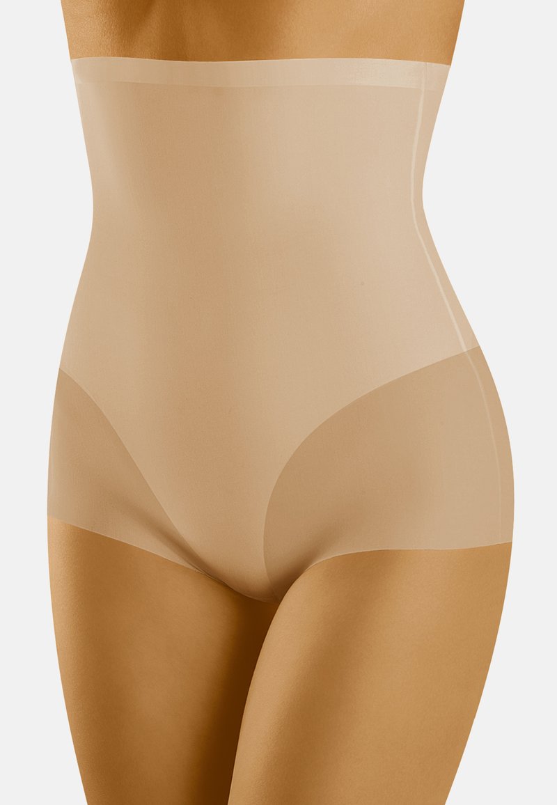 Beige tvarující šortky s vysokým pasem vyrobené z hladké, pružné textilie. Mají bezešvý design a mírný lesk podél okrajů.