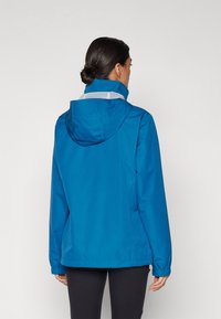 Blå vanntett jakke med hette, elastiske mansjetter og myk innvendig foring. Har en glatt tekstur og minimalistisk design.