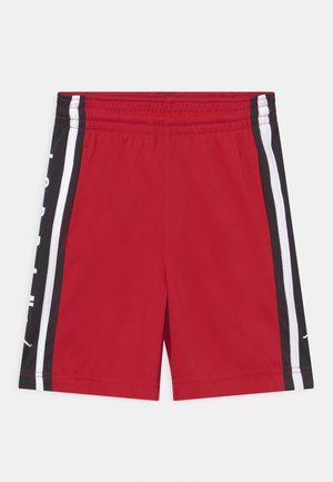Rote Sportshorts mit Netzstruktur, ausgestattet mit schwarzen und weißen Seitenstreifen und einem elastischen Bund.
