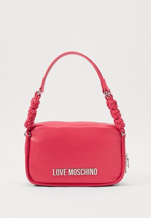 Jasnoróżowa prostokątna torebka z tkanymi detalami na pasku i srebrnym logo "LOVE MOSCHINO" z przodu.