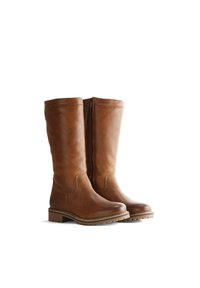 Bottes hauteur genou en cuir marron avec une finition texturée, semelles plates, et fermetures éclair latérales, dotées d'une semelle extérieure robuste et rainurée pour une meilleure adhérence.