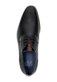 Zwarte leren schoenen met een gladde afwerking, vetersluiting en textuur op de zijkanten. Bruine accenten bij de veters, blauwe voering aan de binnenkant.