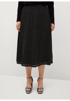 Schwarzer Midirock mit strukturiertem Strickdesign, ausgestattet mit einem breiten Bund und einer geraden Silhouette. Kombiniert mit dunkelgrauen Plateauschuhen.