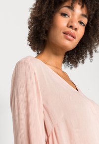 Kaffe AMBER - Blusa - mahogany rose