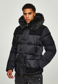 Glorious Gangsta VALLOR SHORT PUFFER JACKET Winter jacket jet