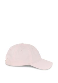 Casquette de baseball rose clair avec une visière incurvée et une sangle réglable, vue de profil sur un fond blanc.