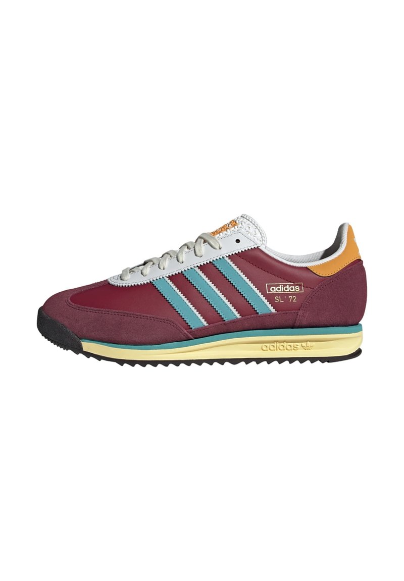Bordowy zamszowy sneakers z turkusowymi paskami, białymi sznurowadłami i żółtą podeszwą. Posiada pomarańczowy akcent na pięcie oraz teksturowany język. Klasyczny design.