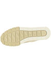 Suola di sneaker color beige chiaro con un motivo testurizzato, caratterizzata da scanalature e solchi per la trazione, realizzata in gomma e materiali sintetici.