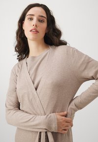 Anna Field Morgonrock - off-white
