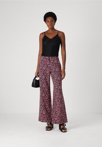 Fabienne Chapot PUCK TROUSERS - Hlače - black/tawny brown