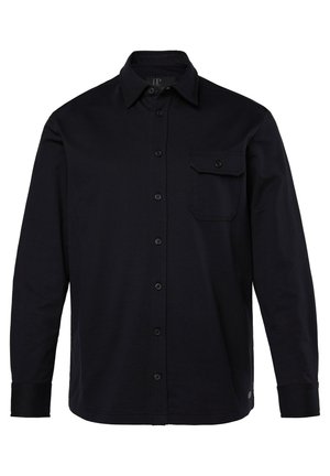 Zwarte longsleeve shirt van lichtgewicht stof, met een knoopsluiting aan de voorkant, een enkele zak en een kraag met een gladde textuur.