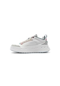 Baskets de sport blanches avec des accents gris, semelle de plate-forme texturée et lacets multicolores. Présente un col rembourré et une languette au talon.