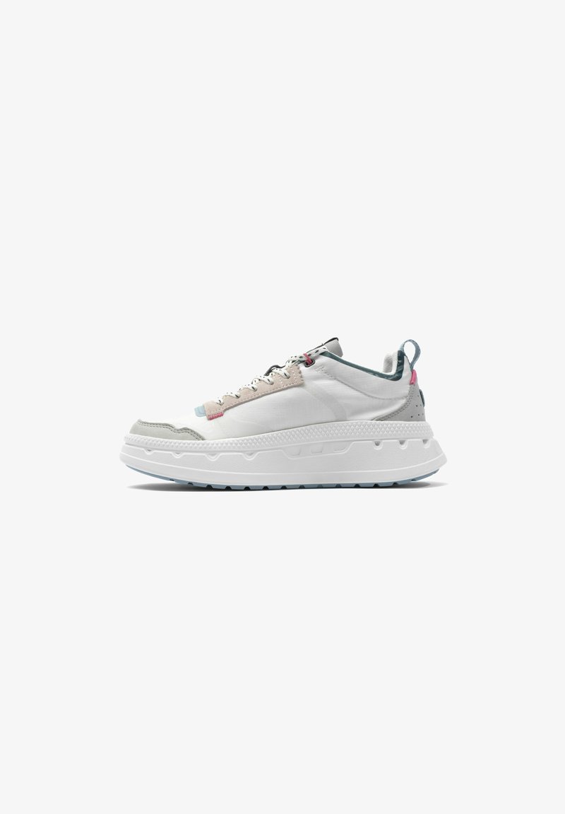 Baskets de sport blanches avec des accents gris, semelle de plate-forme texturée et lacets multicolores. Présente un col rembourré et une languette au talon.