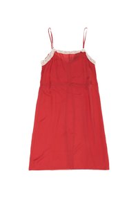 Czerwona satynowa sukienka na cienkich ramiączkach z białą koronkową lamówką wokół dekoltu i pach, rozłożona na płasko na białym tle.