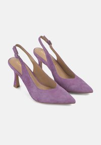 Escarpins violet en daim avec un bout pointu, une fine lanière à la cheville et un talon modéré. Texture lisse avec une finition mate.