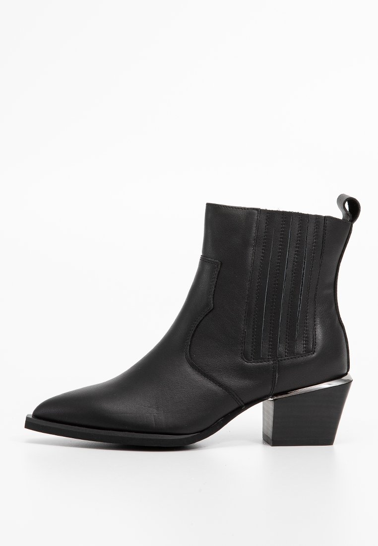 Stivale alla caviglia in pelle nera con punta aguzza, tacco impilato, pannelli elastici sui lati e linguetta sul retro; superficie liscia e design minimalista.