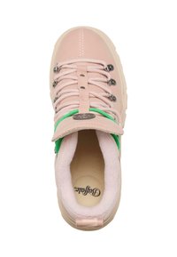Sneaker rosa chiaro con lacci verdi, occhielli in metallo e tomaia in tessuto strutturato. Presenta una linguetta imbottita con marchio e una soletta ammortizzata.