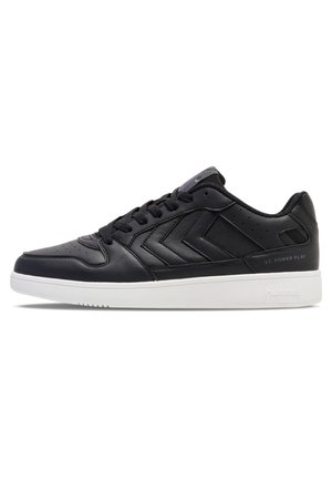 Sorte lærersneaker med teksturerte accenter, perforeringer, hvit gummisåle og svarte lisser. Har 'ST. POWER PLAY' merkevare på siden.