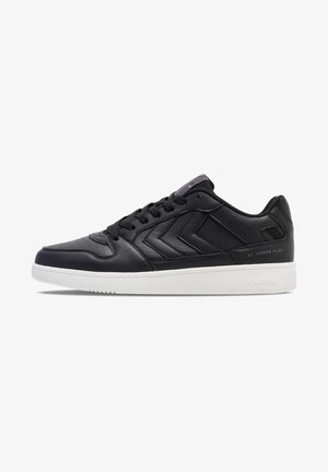 Baskets en cuir noir avec des accents texturés, des perforations, une semelle en caoutchouc blanc et des lacets noirs. Présente le branding 'ST. POWER PLAY' sur le côté.