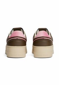 Baskets en cuir brun avec des accents roses et crème, un col rembourré et une semelle beige clair. Présente le nom de la marque en relief sur le talon.