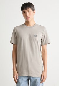 Calvin Klein Jeans - WOVEN LABEL REGULAR TEE - Paprasti marškinėliai - rock ridge Miniatiūros vaizdas 1