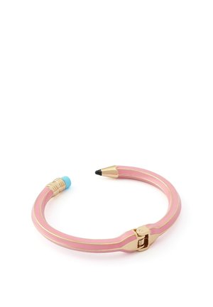 Bracelet rose et doré en forme de crayon, avec une gomme bleue à une extrémité et une pointe de crayon noire à l'autre.