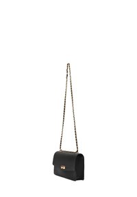 Borsa a tracolla in pelle nera con chiusura in tono oro, forma rettangolare e tracolla a catena con accenti neri e dorati.