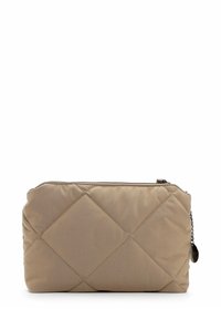 Custodia in nylon trapuntato beige con chiusura a zip, caratterizzata da un motivo a diamante e un piccolo ciondolo metallico. Texture liscia con bordi leggermente arrotondati.