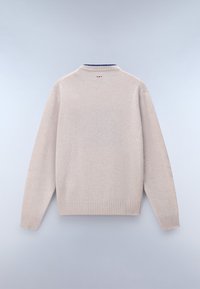 Maglione lavorato a maglia beige con maniche lunghe, polsini e orlo a coste, caratterizzato da una texture uniforme e un dettaglio collo blu a contrasto.